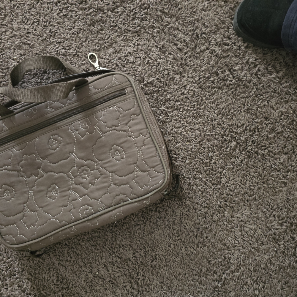 Chic Floral Quilted Handbag in Taupe
